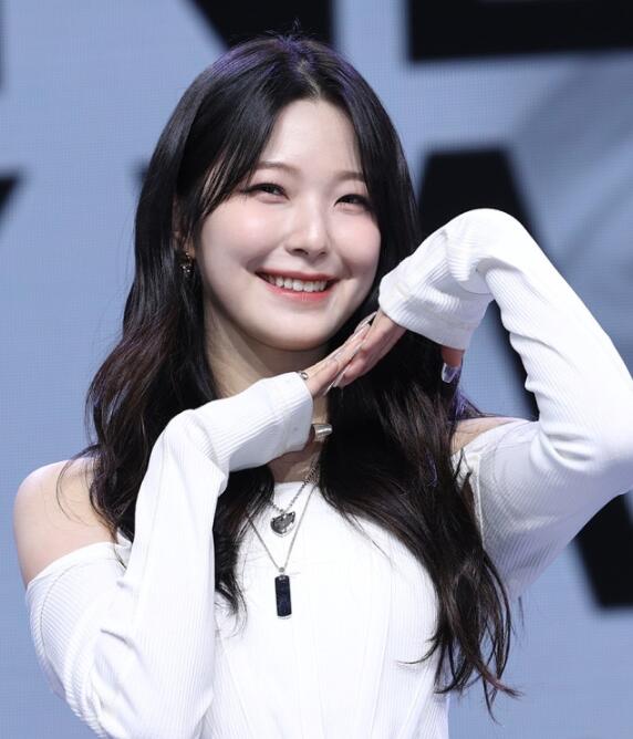 프로미스나인 백지헌이 최애인 이유! - 레전드 몸매 직캠, 짤, 눈웃음, 골반, 남친까지